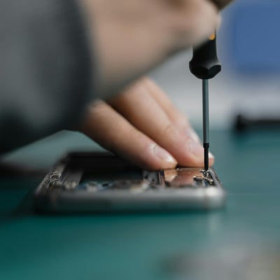 En 2027, changer soi-même sa batterie de téléphone deviendra un droit