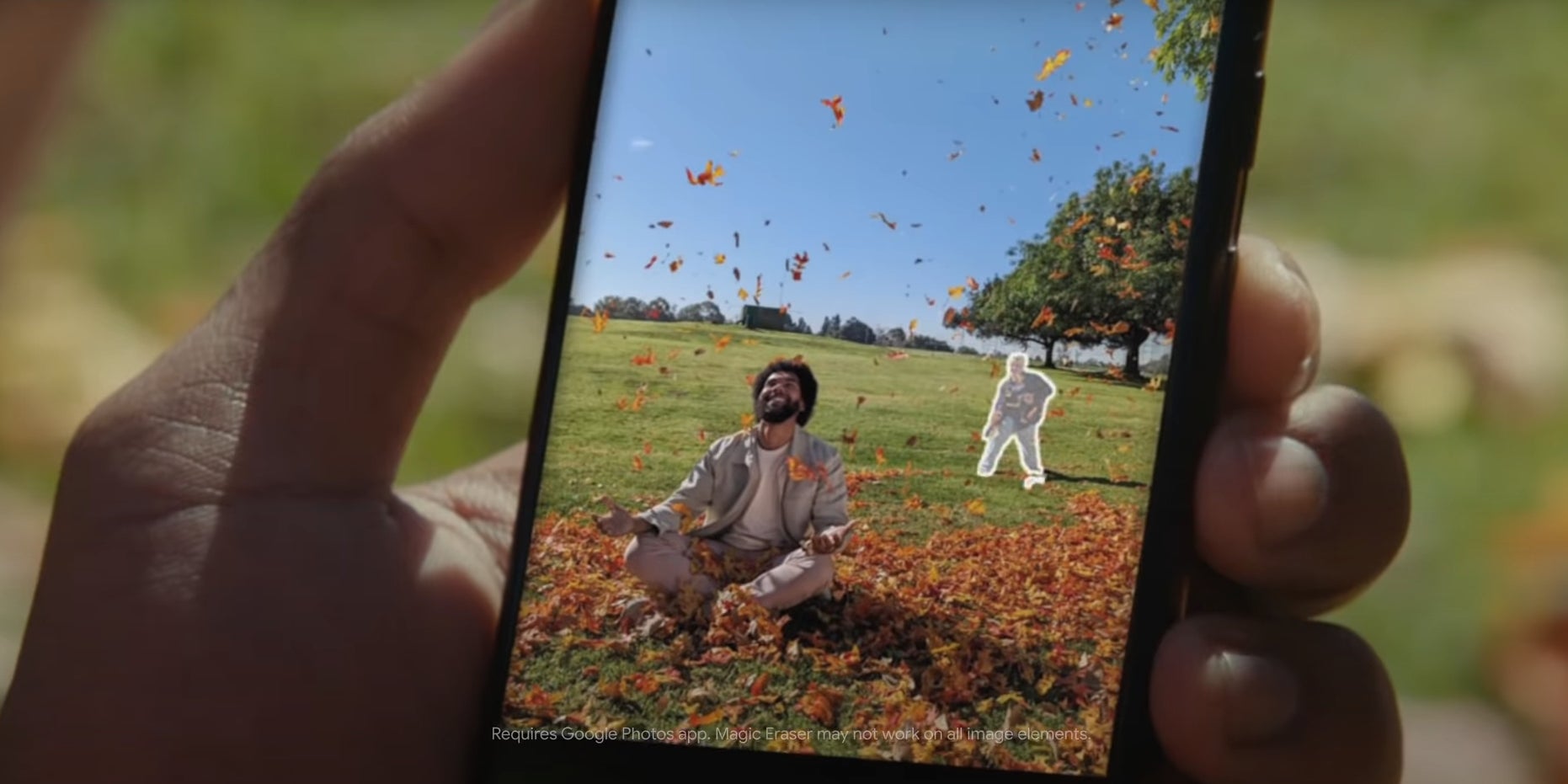 Avec la gomme magique de Google (ici démontrée sur un Pixel 6a), retirez en un tapotement tout élément indésirable de vos photos.