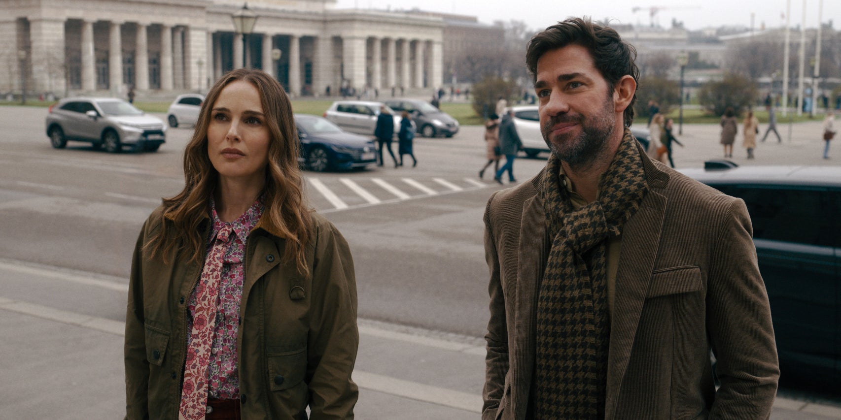Natalie Portman et John Krasinski dans ''Fountain of Youth'', à voir sur Apple TV+.
