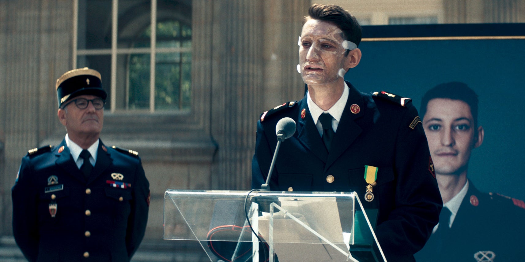 Pierre Niney incarne Franck, un sapeur-pompier de Paris, dans "Sauver ou périr".