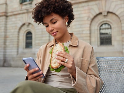 Jusqu'à 15% de calories en plus : attention si vous avez mangez devant votre smartphone