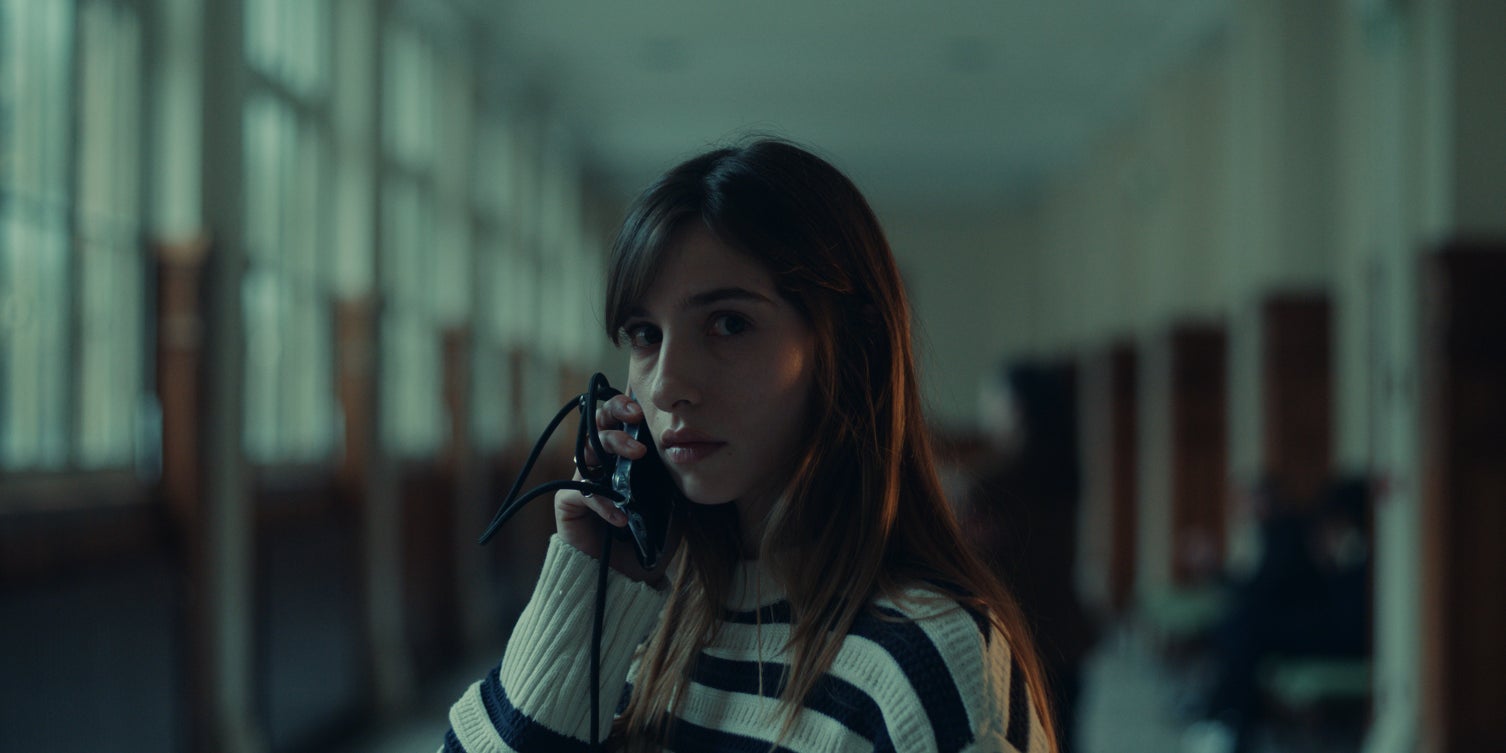 Marie Colomb incarne Léna dans la série ''Follow'', disponible sur 13ème RUE et sur Universal+.