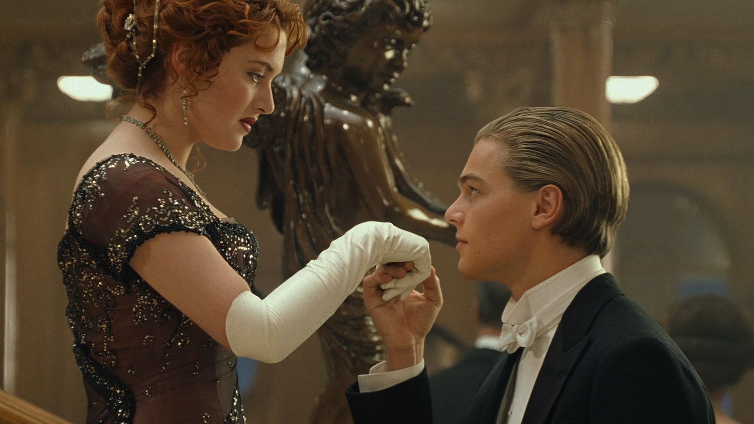 Jack et Rose à bord du célèbre paquebot en bas du majestueux escalier en chêne. 