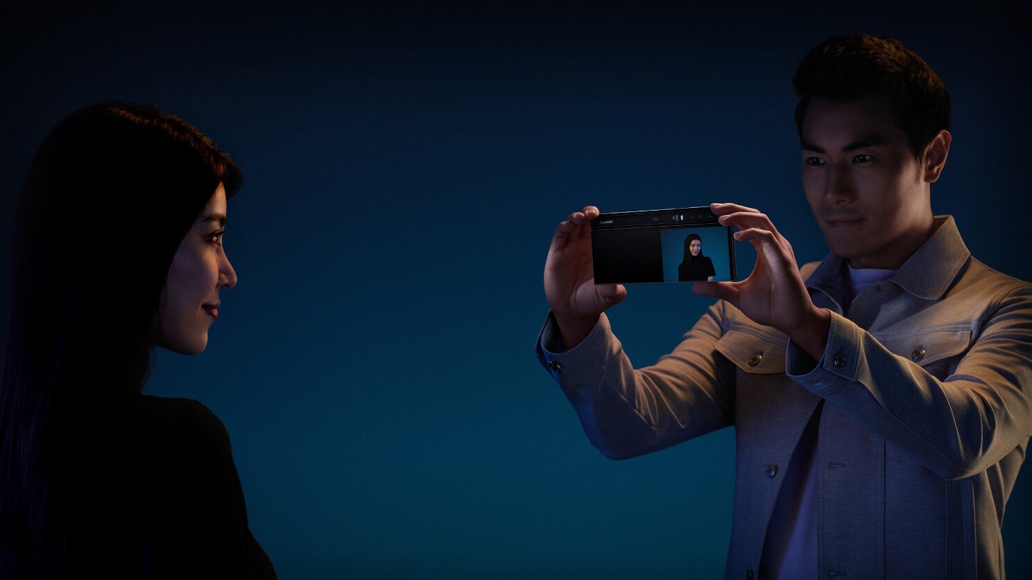 Le double-écran du Huawei Mate Xs permet de se voir quand on est pris en photo