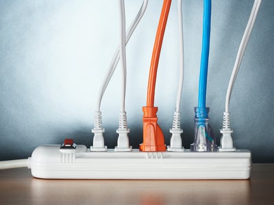 Faut-il débrancher ses appareils électroniques quand on part en vacances ?