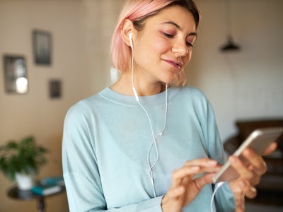 Pourquoi les écouteurs filaires reviennent-ils à la mode ?