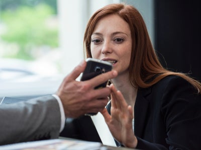 Réparabilité : bientôt un bonus-malus qui impactera les prix des smartphones ?