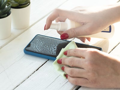 Coronavirus : comment nettoyer efficacement son smartphone ?