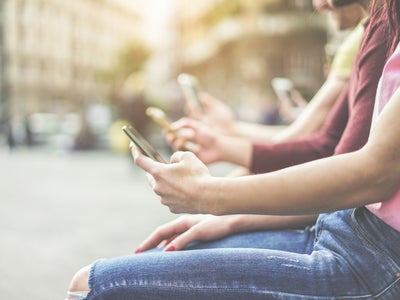 Premier smartphone : quel modèle offrir à son ado ?