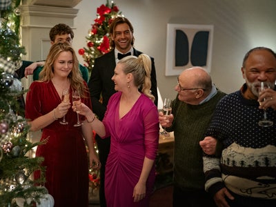 Un ex pour Noël sur Netflix : la plateforme lance officiellement le retour des films de Noël en 2025