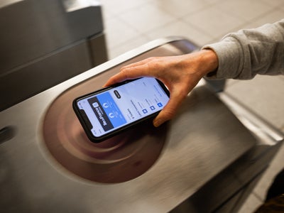 Non, le Pass Navigo ne va pas disparaître de l'iPhone