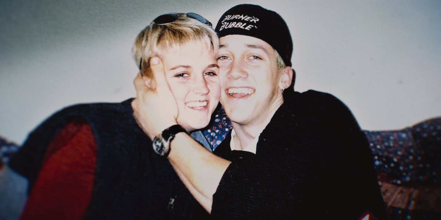 Amy et son frère Brad – photo issue du documentaire ''Amy Bradley, la passagère disparue'', à voir sur Netflix.