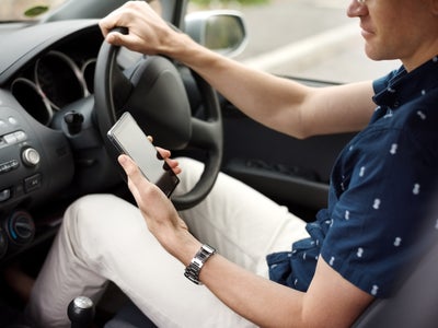 Insolite : une automobiliste retrouve tout le contenu volé de sa voiture grâce à ses Airpods