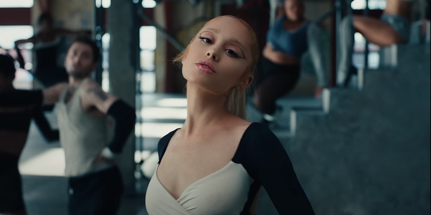 Ariana Grande revient en force avec son single, d'ores et déjà un tube, "Yes, and ?".