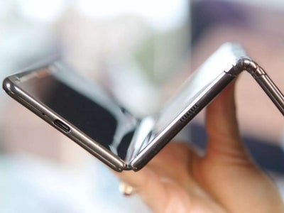 TCL dévoile un smartphone qui se plie en accordéon