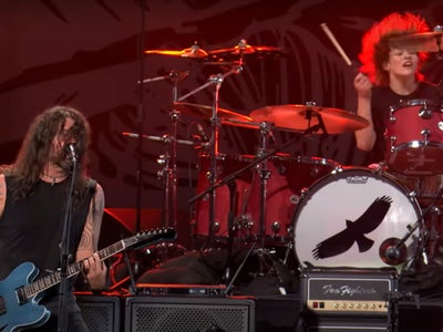 L'image du week-end : les Foo Fighters jouent avec le fils de leur batteur décédé