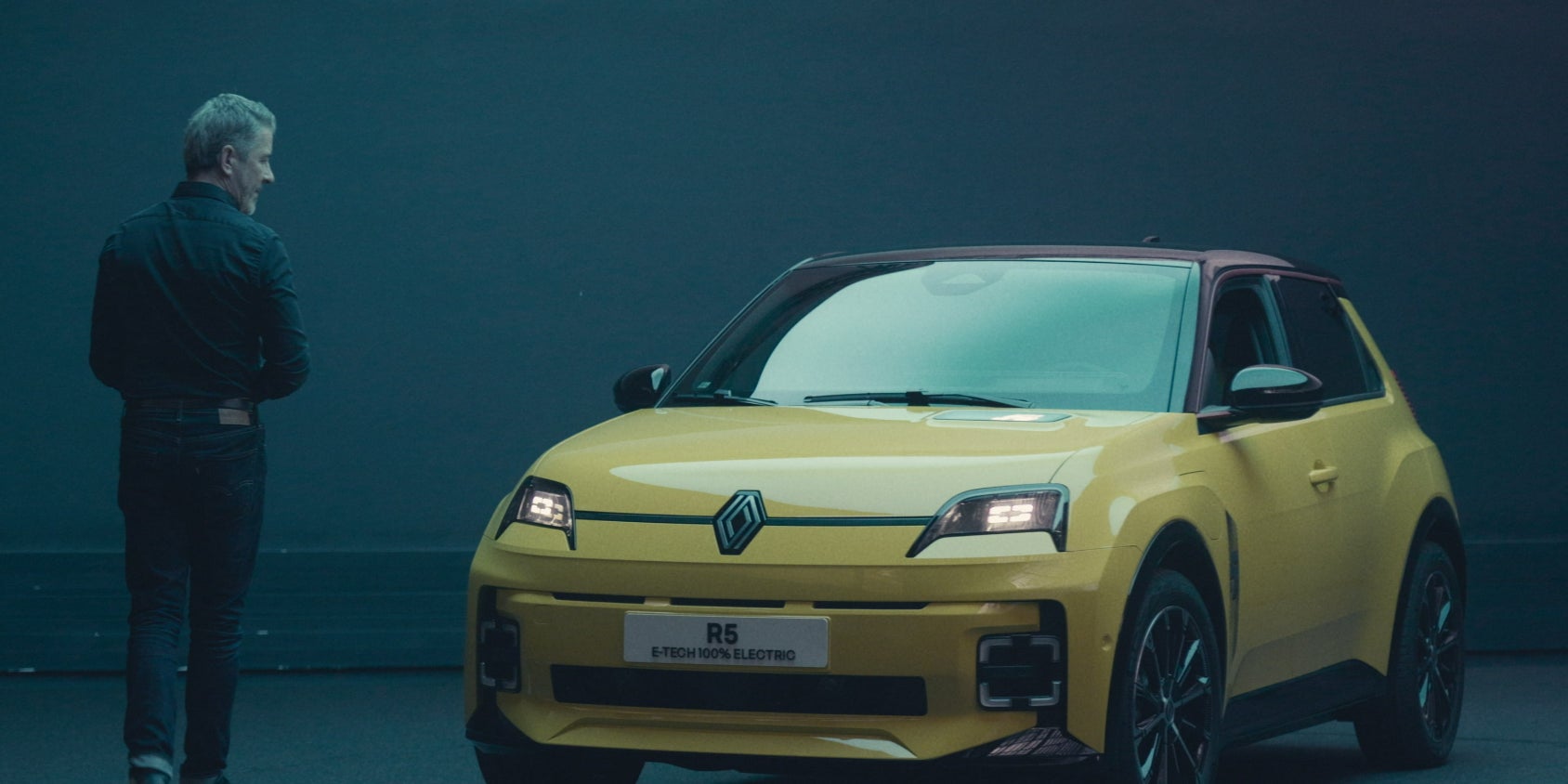 La mythique ''R5'' de Renault, ici dans sa nouvelle version électrique, sera abordée dans le docu ''Anatomie d'un come-back'', à voir dès maintenant sur Prime Video.