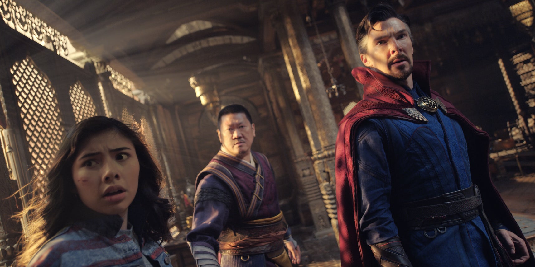 Doctor Strange (Benedict Cumberbatch) et Wong (Benedict Wong) accueillent une nouvelle super-héroïne, America Chavez (Xochitl Gomez) dans Doctor Strange in the Multiverse of Madness.