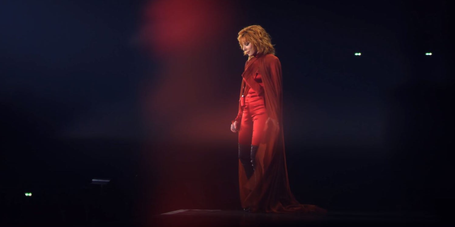 Le nouveau clip de Mylène Farmer dévoile des images de ses derniers concerts, objets de la série-documentaire Amazon Prime Video.