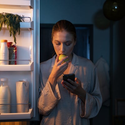 Canicule : est-ce une bonne ou une mauvaise idée de mettre son téléphone au frigo ?