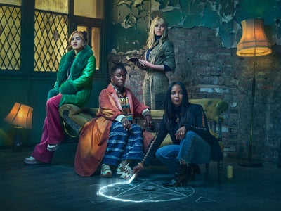 Domino Day : une sorcière sur les applis de rencontre à retrouver sur SYFY et Universal+