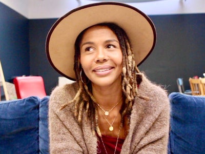 Ayo se dévoile en toute sérénité dans son nouvel album, Royal