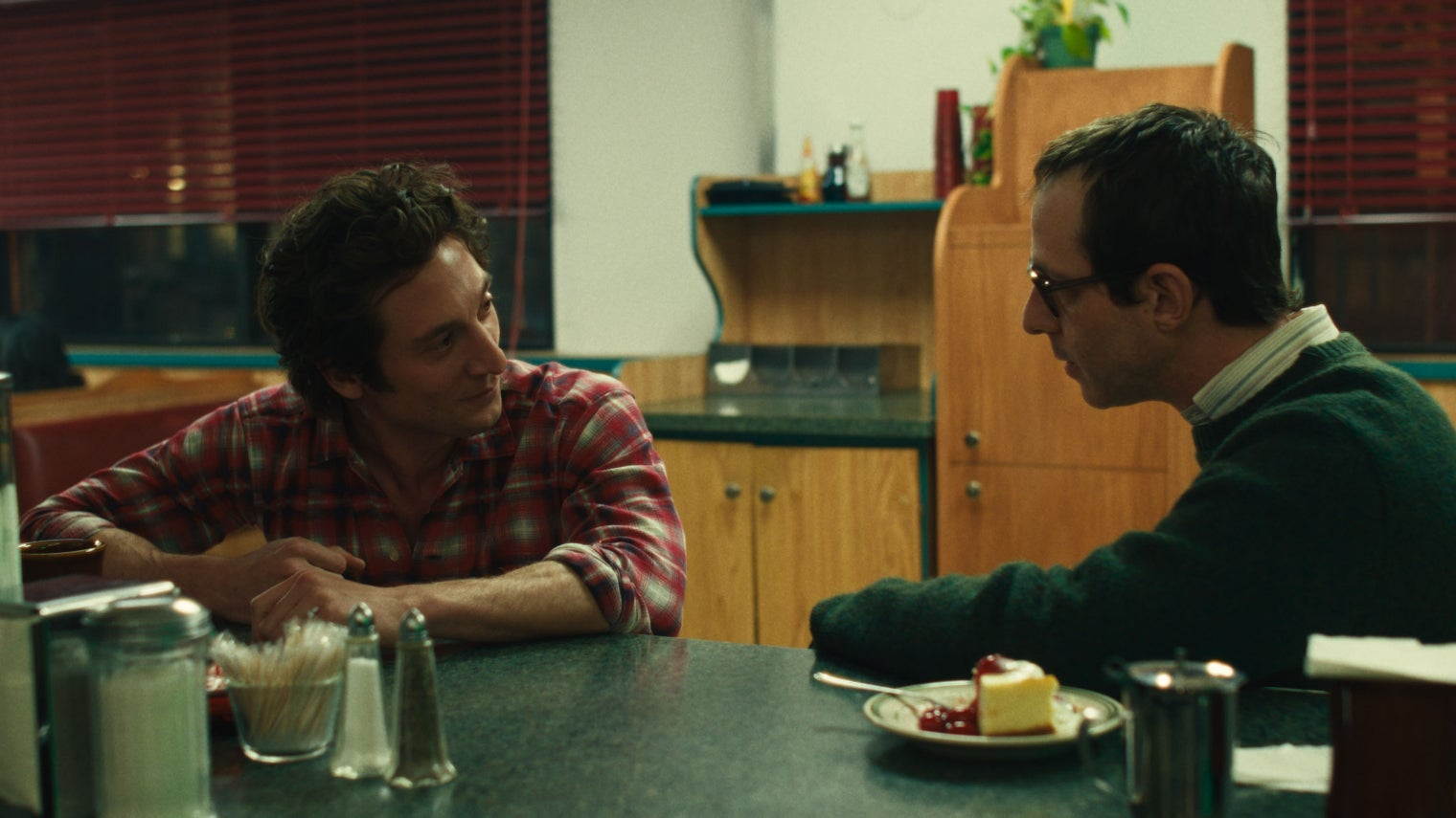 Jon Landau (Jeremy Strong) et Bruce Springsteen (Jeremy Allen White) dans "Deliver Me From Nowhere"