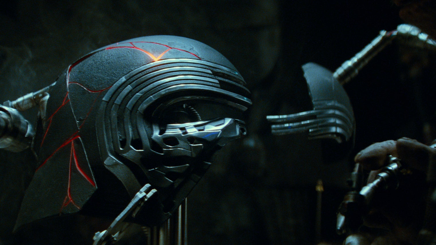 Le masque de Kylo Ren, détruit dans le VIII, reforgé dans le IX...