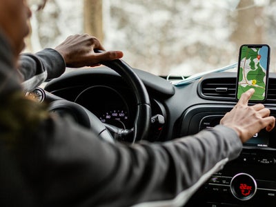 Téléphone au volant : quels gestes peuvent entraîner une suspension de permis ?