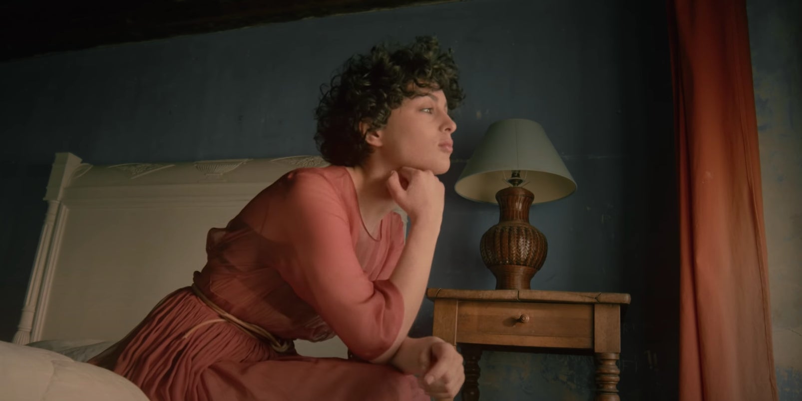 Barbara Pravi dans le clip de son nouveau single, "Le jour se lève".