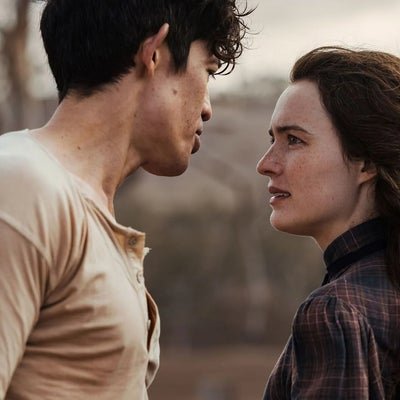 Ma brillante carrière sur Netflix : quelles différences entre la mini-série, le film et le livre ?