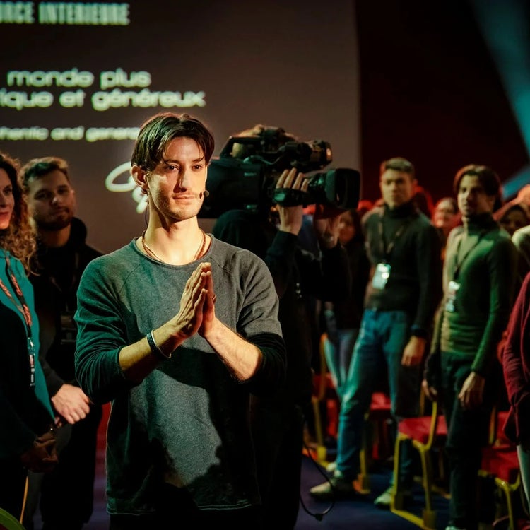 Gourou sur Canal+ : le film avec Pierre Niney est-il inspiré d’une histoire vraie ?