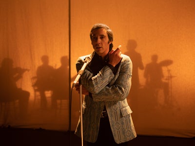 Monsieur Aznavour : les premières images du biopic avec Tahar Rahim