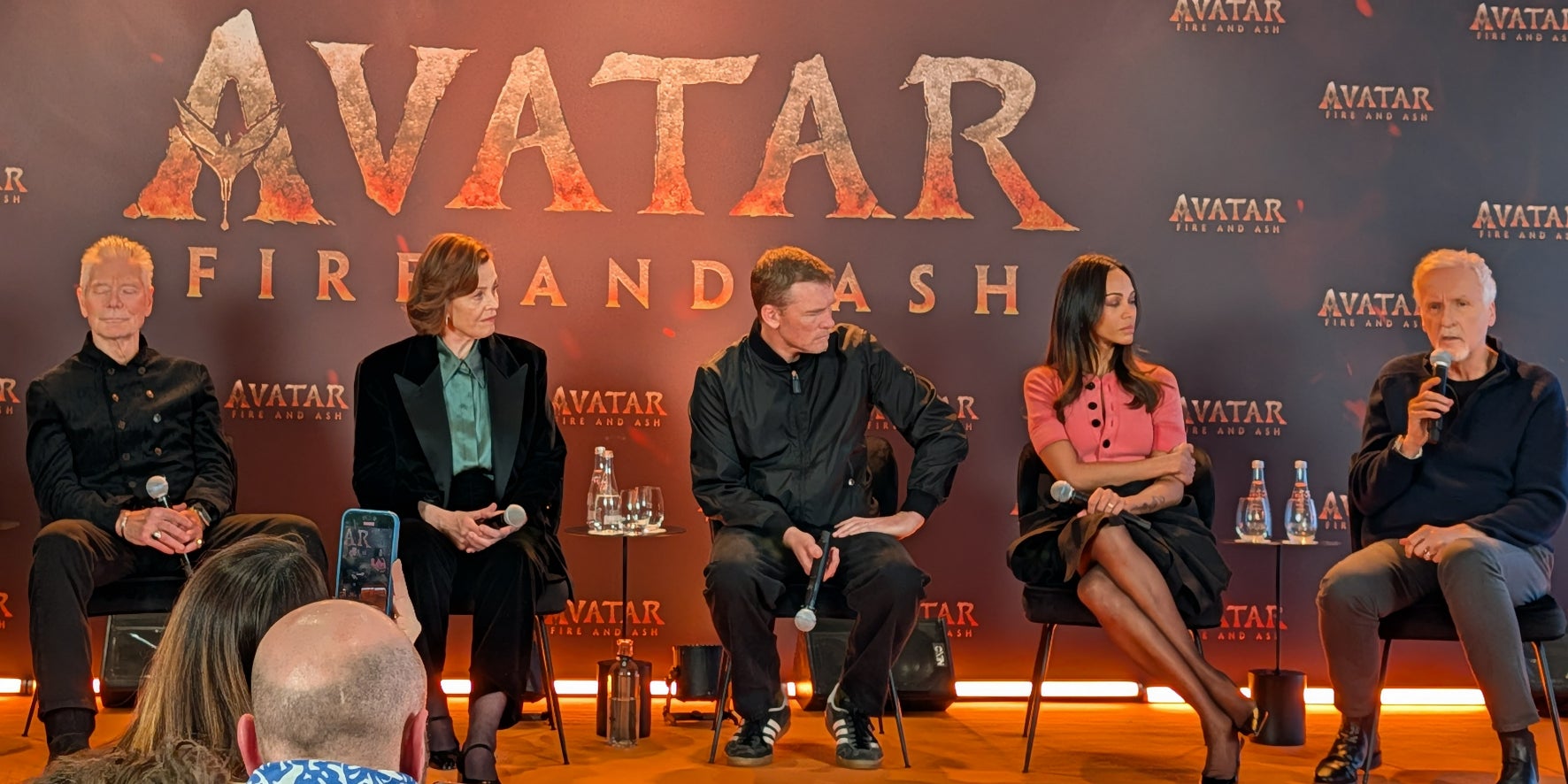 L'équipe de ''Avatar : Fire and Ash'' durant la conférence de presse à Paris