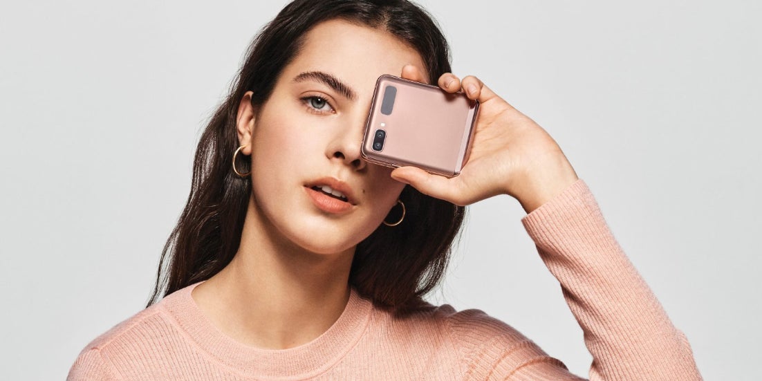 Découvrez le tout nouveau Samsung Galaxy Z Flip 5G dans son joli coloris "Mystic Bronze" sur la boutique SFR.