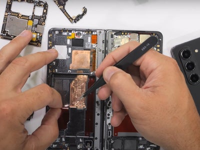 Honor Magic V2 : un YouTubeur assemble lui-même le nouveau smartphone pliable ultra-fin