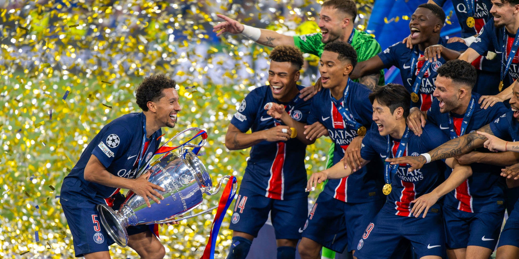 Marquinhos et ses coéquipiers soulevant la coupe de la Ligue des Champions, le 31 mai 2025 à l'Allianz Arena de Munich.