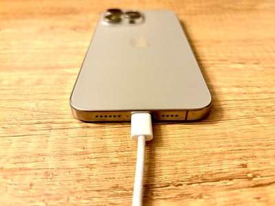 Voici pourquoi il ne faut surtout pas charger son smartphone avec un câble de mauvaise qualité