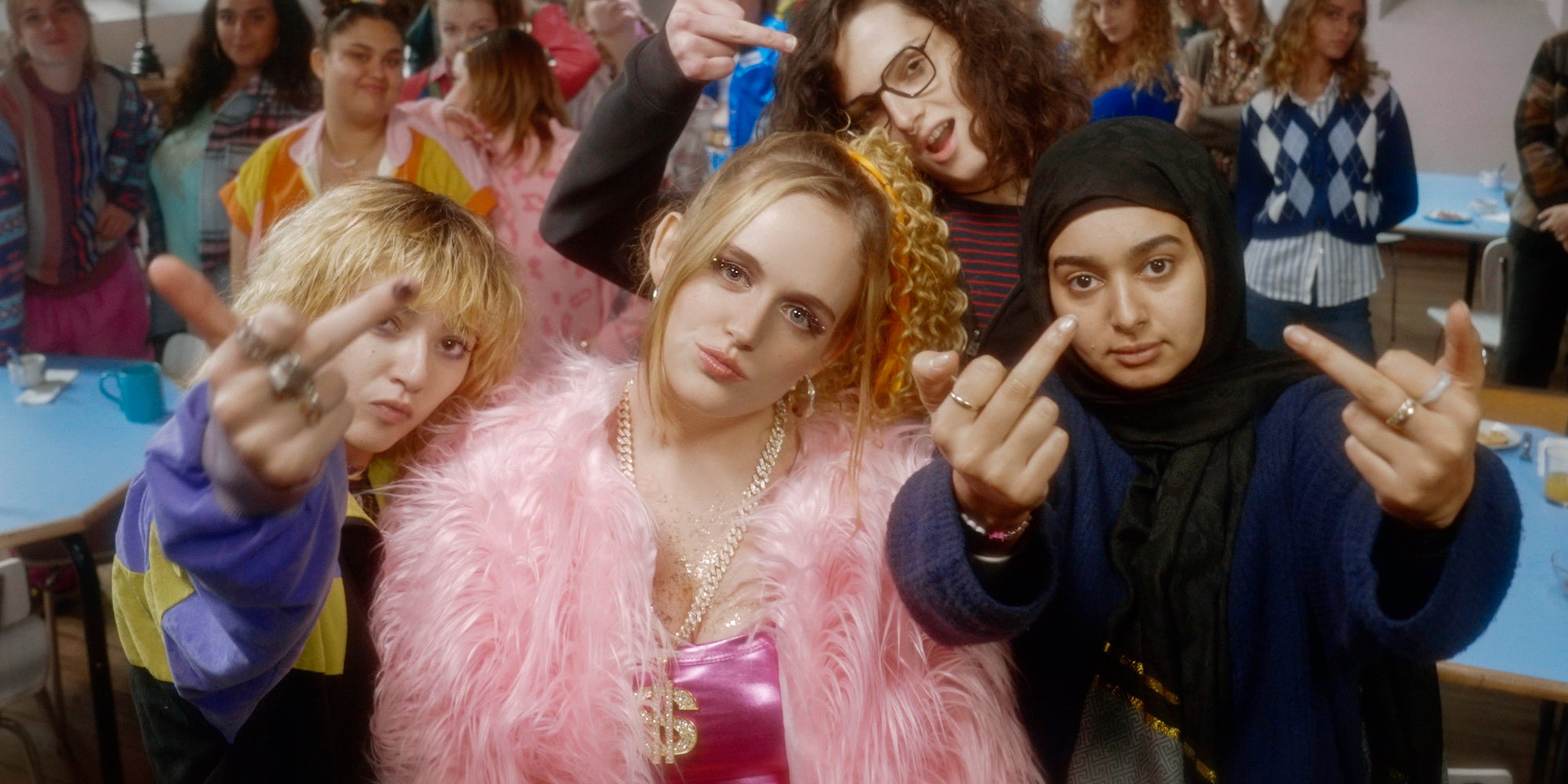 Léonie Dahan-Lamort (Cassidy), Ninon François (MC), Lou Sériot (Juliette-Gaspard) et Rita Benmannana (Malika) dans la série "Pécheresses" sur CINÉ+ OCS.