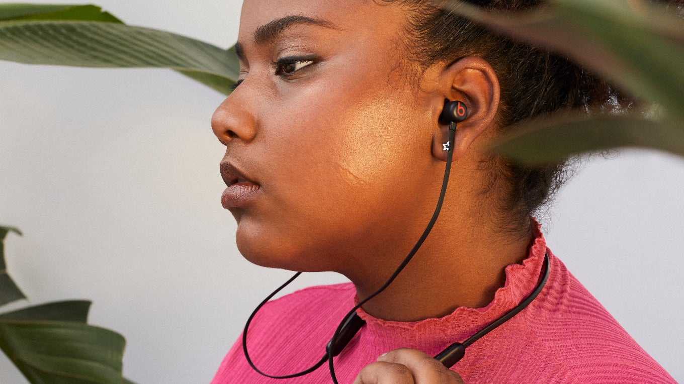 Les Beats Flex sont particulièrement élégants dans cette version en rouge et noir.