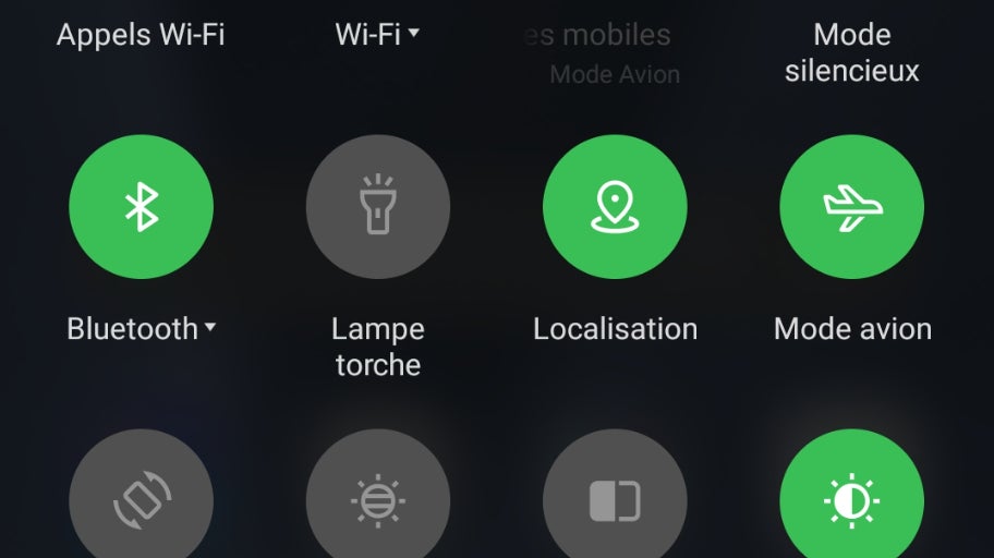 Le mode avion se retrouve et s'active tout simplement dans le menu de son smartphone