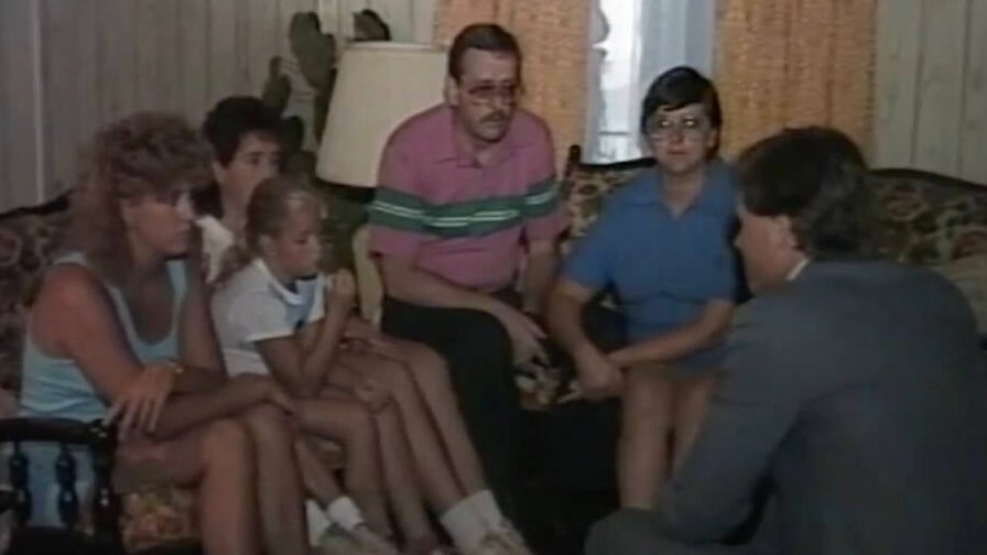 Image d'archive de la famille Smurl avec un exorciste