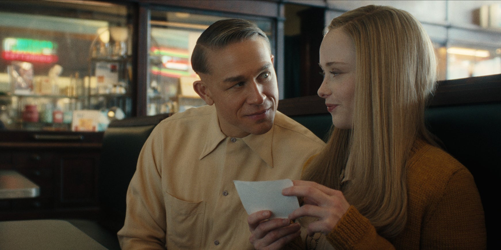 Charlie Hunnam et Suzanna Son dans la saison 3 de ''Monstre'', à voir sur Netflix... en attendant la saison 4 !