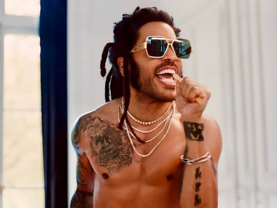 Lenny Kravitz se met à nu dans son nouveau clip