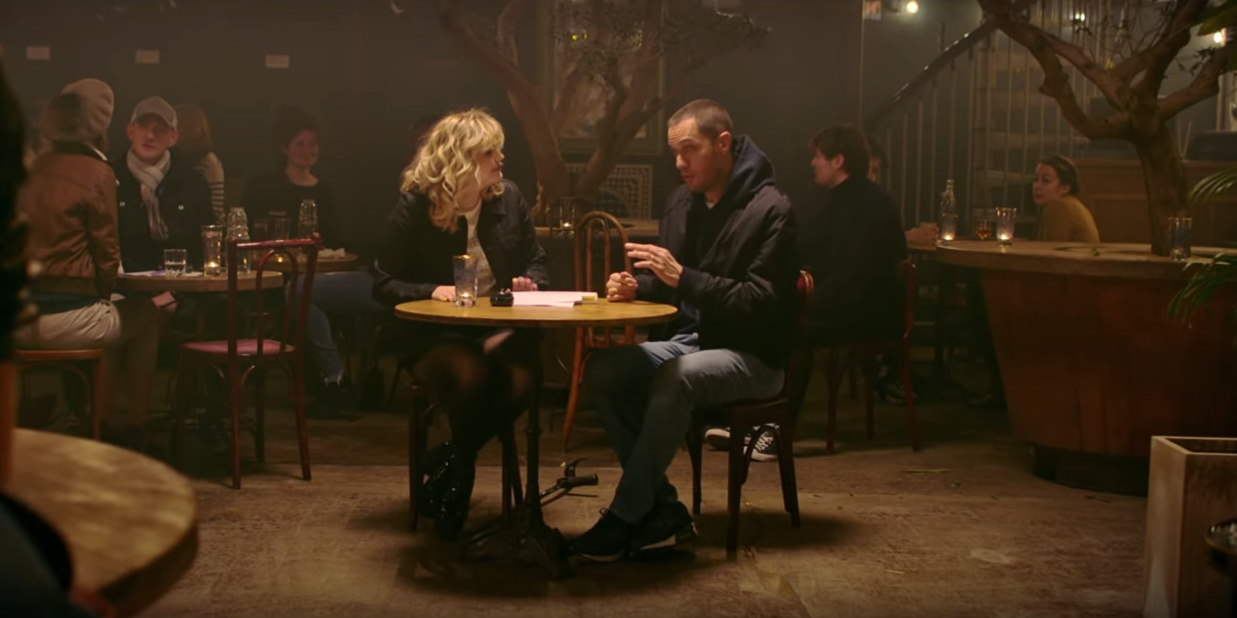 Louane et Grand Corps Malade, réunis autour d'un verre dans le clip de "Derrière le brouillard".
