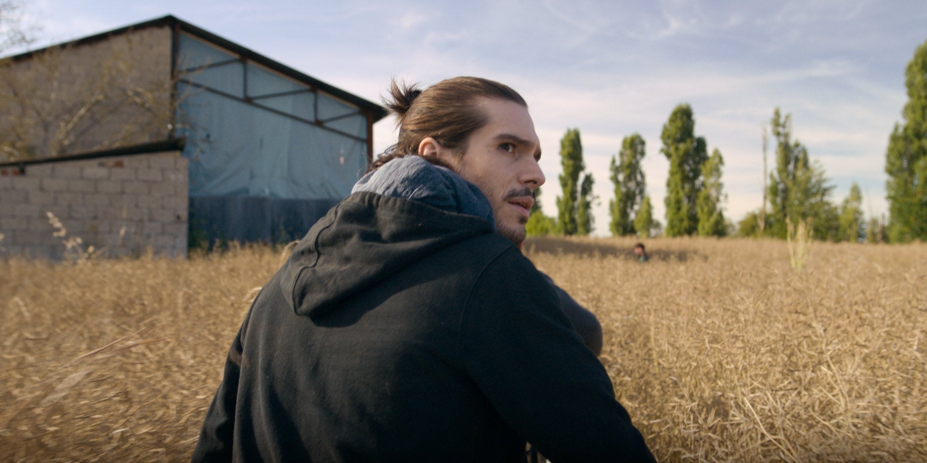 François Civil incarne Greg, un officier de la DGSI, dans "Une zone à défendre", premier film original français de Disney+. 