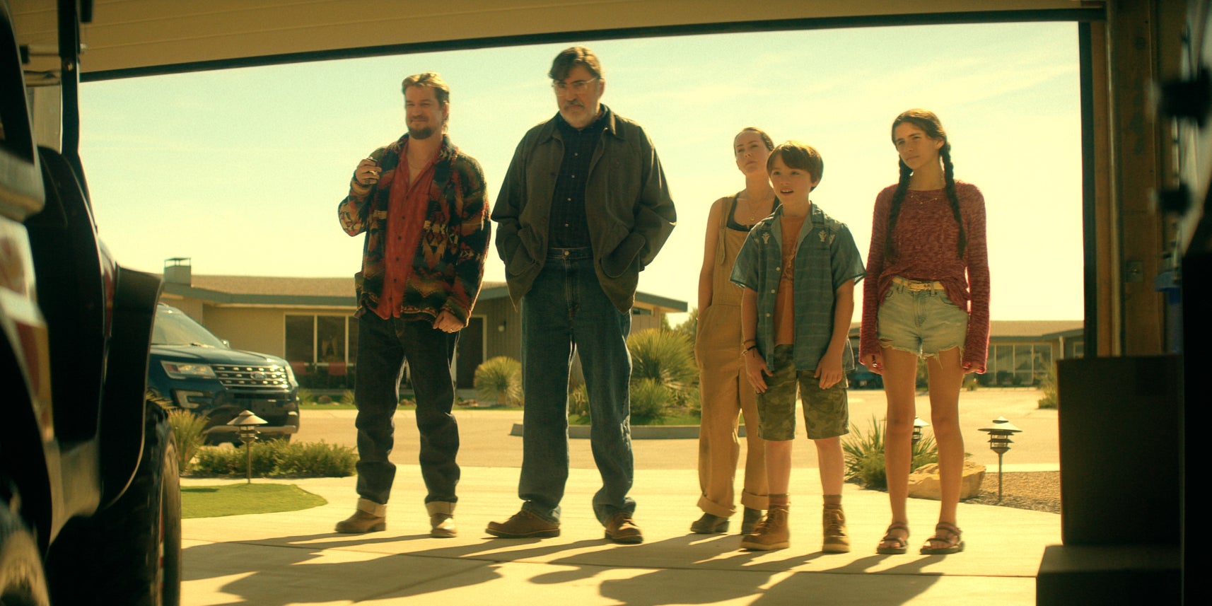 Rafael Casal, Alfred Molina, Jena Malone, Eldon Jones et Emilia Faucher dans la série "The Boroughs : Retraite rebelle".