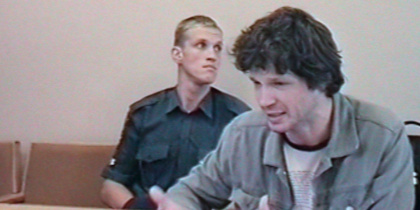 Bertrand Cantat face aux autorités lituaniennes dans le docu-série ''De Rockstar à Tueur : Le cas Cantat''.