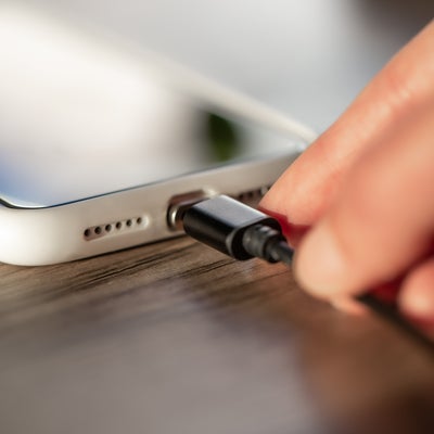 Laisser son téléphone branché abîme-t-il vraiment la batterie ?