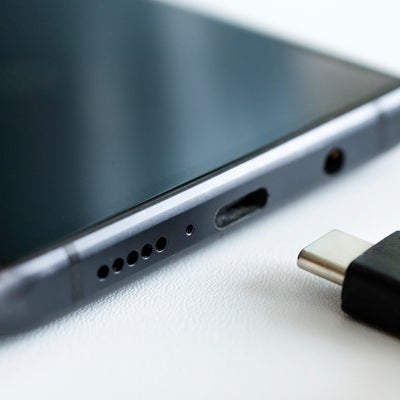 Comment nettoyer le port de recharge de son smartphone ?